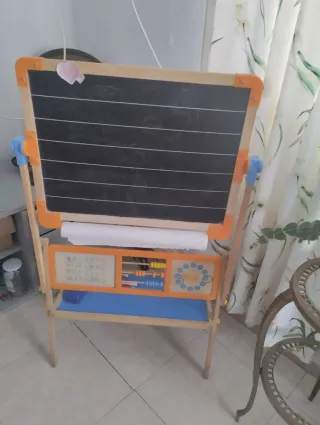 Pizarra infantil de madera con accesorios