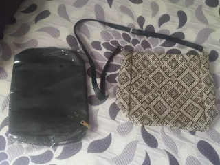 Dos bolsos: negro y estampado