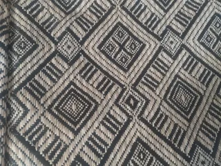 Dos bolsos: negro y estampado