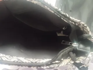 Dos bolsos: negro y estampado