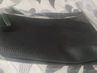 Dos bolsos: negro y estampado