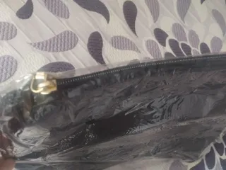 Dos bolsos: negro y estampado