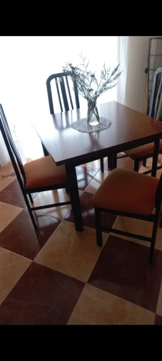 Mueble de salón comedor , con 4 sillas y mesa