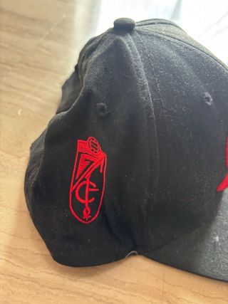 Gorra Granada CF Negra y Roja