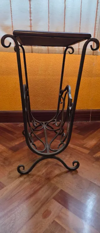 Revistero de metal y madera