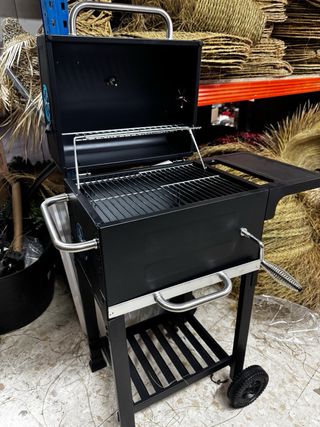 Barbecue a carbone con coperchio