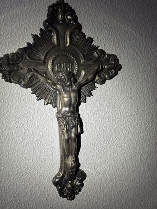 Crucifijo antiguo metálico plateado
