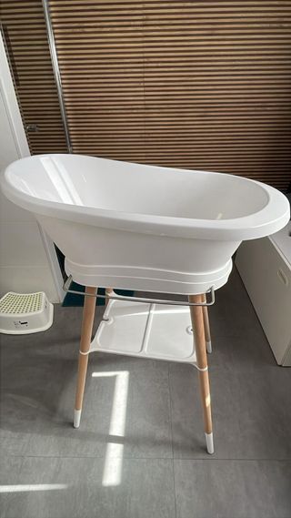 Bañera bebé con patas y estante