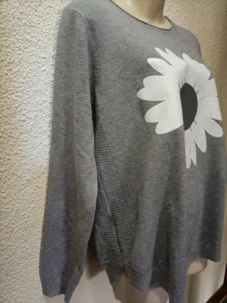 Jersey gris con flor blanca