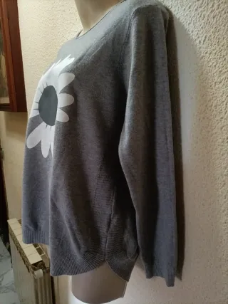Jersey gris con flor blanca