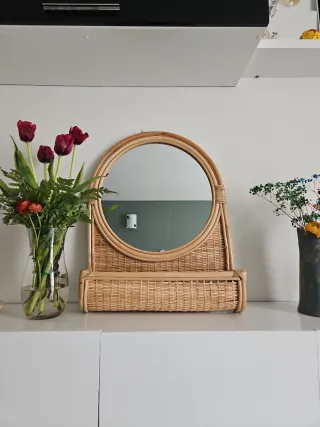 Espejo de ratán con estante. Entrega en mano