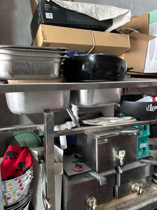 Lote platos, freidoras, hornillas, fregadero