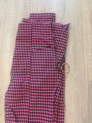 Pantalón pitillo pata de gallo rosa y negro