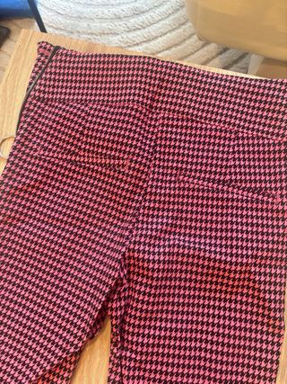 Pantalón pitillo pata de gallo rosa y negro