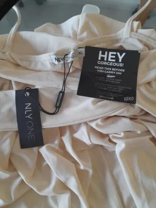 Mono corto beige con aberturas