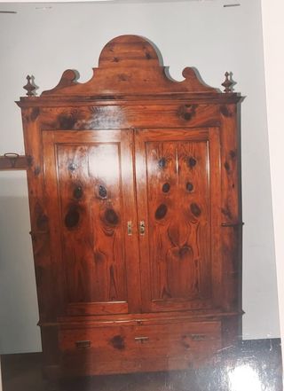 Armadio in pino con ante e cassetti