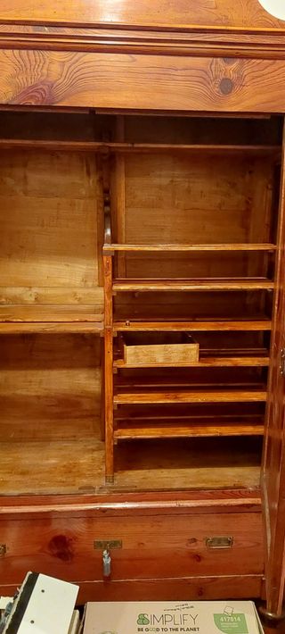 Armadio in pino con ante e cassetti