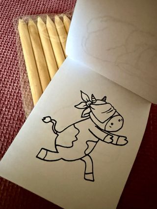 Matite colorate, temperino e disegni da colorare