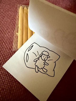 Matite colorate, temperino e disegni da colorare