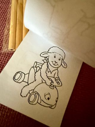 Matite colorate, temperino e disegni da colorare