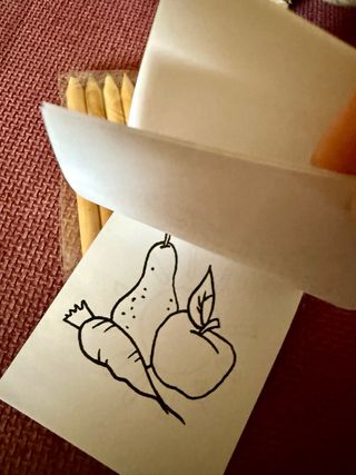 Matite colorate, temperino e disegni da colorare