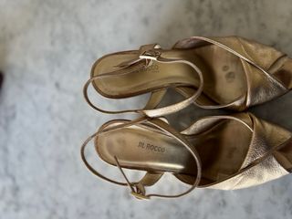 Sandali con zeppa color oro