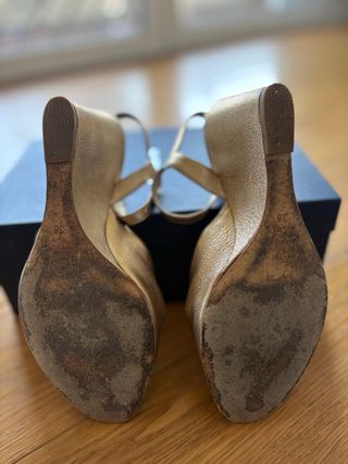 Sandali con zeppa color oro