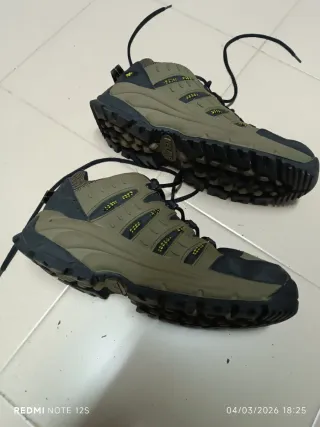 Botas de montaña Kelme verdes y negras