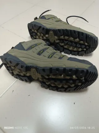 Botas de montaña Kelme verdes y negras