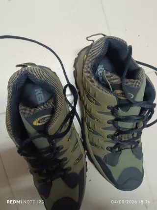 Botas de montaña Kelme verdes y negras