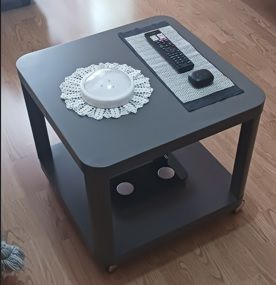 Mesa auxiliar gris con ruedas