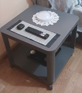 Mesa auxiliar gris con ruedas