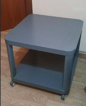Mesa auxiliar gris con ruedas