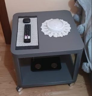 Mesa auxiliar gris con ruedas