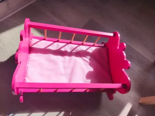 Cuna de madera rosa para muñecas