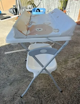 Cambiador de bebé con bañera