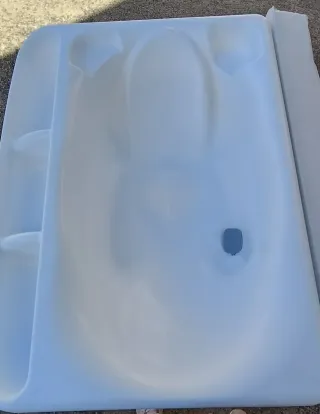 Cambiador de bebé con bañera