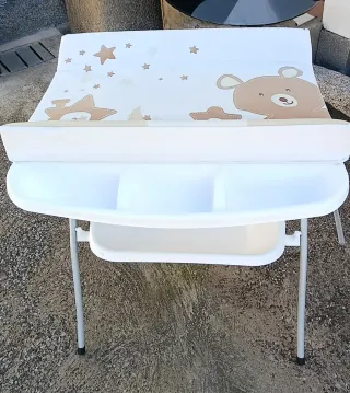 Cambiador de bebé con bañera