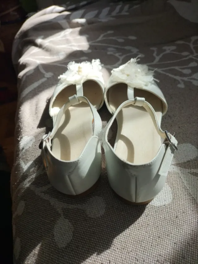 Zapatos de comunión blancos con flor