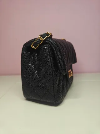 Borsetta nera con tracolla dorata