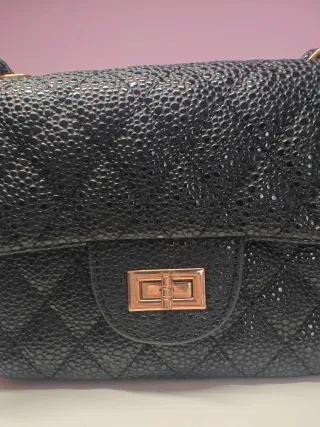 Borsetta nera con tracolla dorata