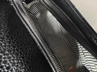 Borsetta nera con tracolla dorata