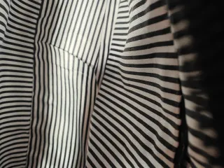 Borsetta nera con tracolla dorata