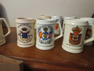 Collezione di 10 tazze militari con stemmi.