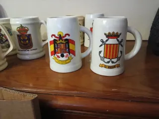 Collezione di 10 tazze militari con stemmi.