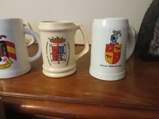 Collezione di 10 tazze militari con stemmi.