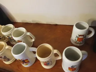 Collezione di 10 tazze militari con stemmi.