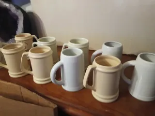 Collezione di 10 tazze militari con stemmi.