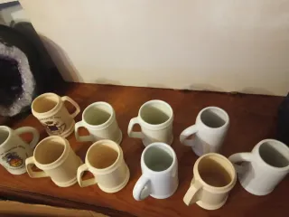 Collezione di 10 tazze militari con stemmi.