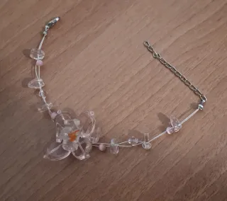 Braccialetto con fiore e perline